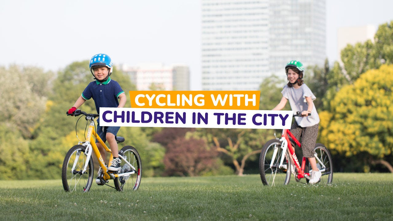 cycling with children in the city 
